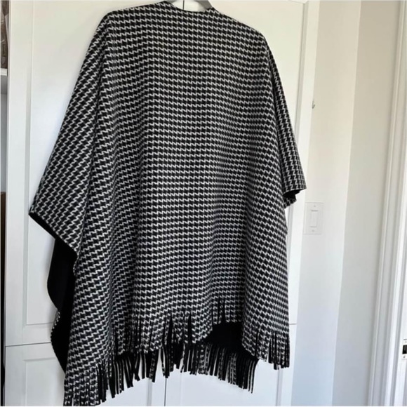 Eivissa Houndstooth Shawl/Wrap/Cape-One Size- Excellent Condition - Picture 3 of 7